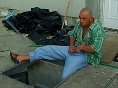 Гаряча блондинка в хакі шорти