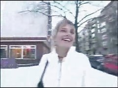 Femdom Одягнена Жінка Голий чоловік Ана радість принизливе чувак